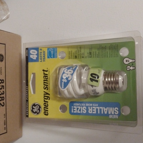 GE energy smart light bulbs you get a box of 3 - Picture 2 of 4